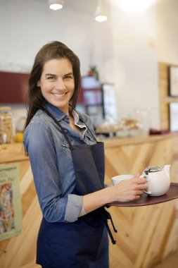 Tepsi tutarak kafede garson