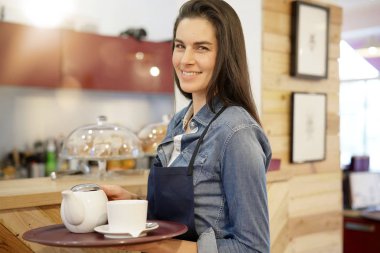 Tepsi tutarak kafede garson