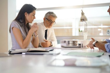 Takım birlikte inşaat proje üzerinde çalışan mimarlar