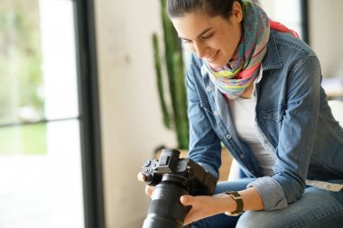 Fotoğrafçı fotoğraf çekim kamera ekran üzerinde kontrol
