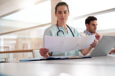 Hemşire nakletmek tıbbi talimatlar için şirket