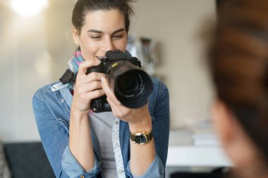 Bir çekim gün kadın fotoğrafçı portresi