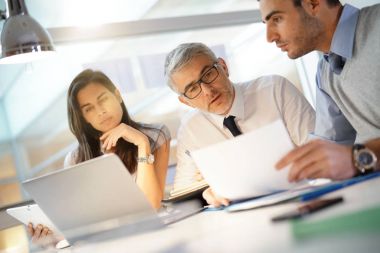 Birlikte mali projede çalışan iş takım