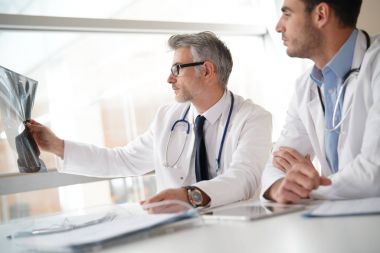 Doktorlar sağlık raporu çalışma ofisinde