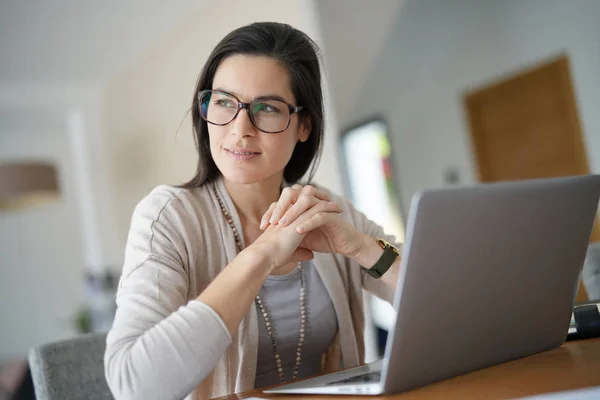 Femme Affaires Bureau Domicile Regardant Fenêtre — Photo