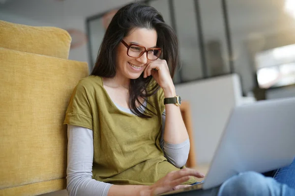 Brunetka Kobieta Okularów Pomocą Laptopa Siedząc Podłodze — Zdjęcie stockowe