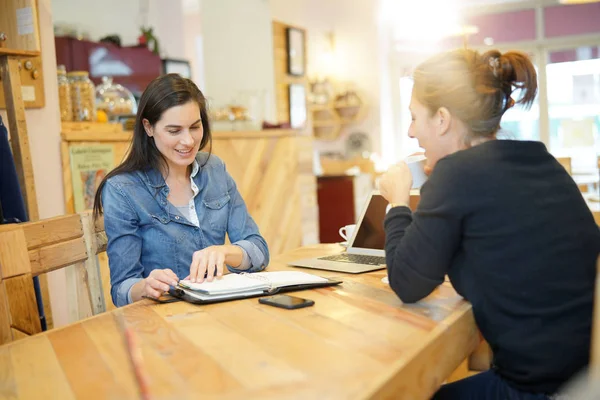 Aktif Kadın Toplantı Istemci Coffee Shop — Stok fotoğraf