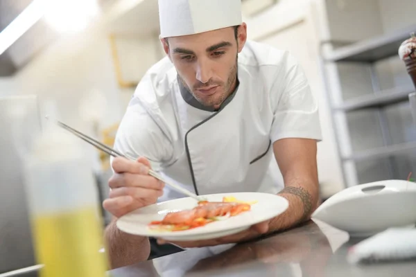 Professionelle Köchin Garniert Teller Restaurantküche — Stockfoto