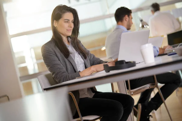 在办公室工作的女实业家在膝上型电脑 — 图库照片