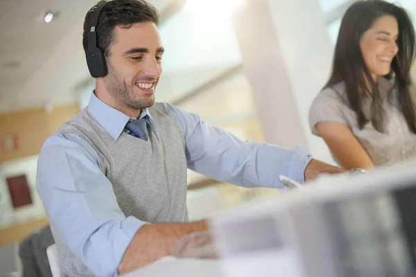 Homme Affaires Bureau Utilisant Casque Devant Ordinateur Portable — Photo