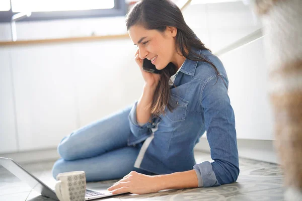 Donna Che Utilizza Laptop Smartphone Seduta Sul Pavimento — Foto Stock