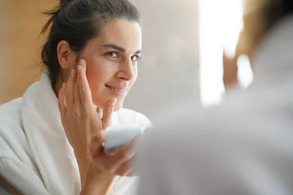 Mulher Frente Espelho Aplicando Cosméticos — Fotografia de Stock