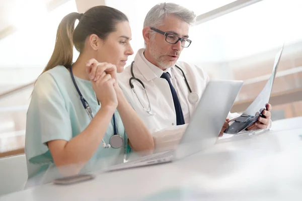 Médico Enfermera Consultorio Trabajando Informe Médico —  Fotos de Stock