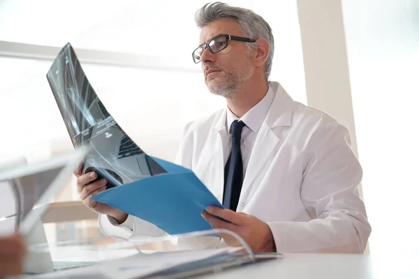 Medico Maturo Ufficio Guardando Risultati Delle Radiografie — Foto Stock