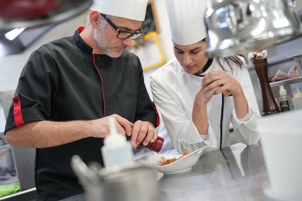 Cuoco Professionista Chef Cucina Migliorare Composizione Del Piatto — Foto Stock