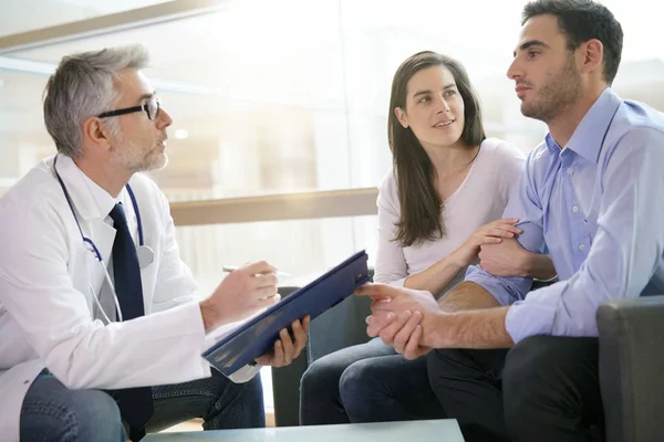 Pareja Reunión Médico Especialista Hospital —  Fotos de Stock