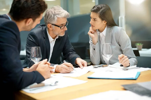 Executive People Doing Business Report Presentation Restaurant — Stock Photo, Image