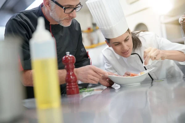 Professionele Chef Koks Keuken Verbeteren Schotel Samenstelling Koken — Stockfoto