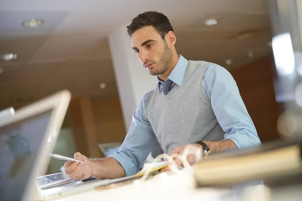 Retrato Jovem Empresário Trabalhando Escritório — Fotografia de Stock