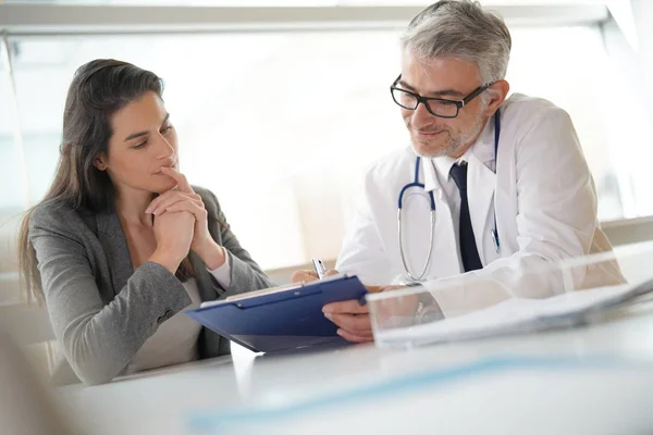 Médico Reunião Doentes Para Receita Médica — Fotografia de Stock