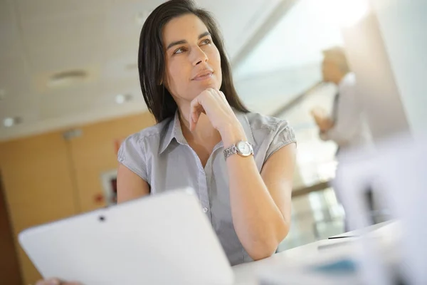 Ritratto Donna Affari Ufficio Che Lavora Tablet Digitale — Foto Stock