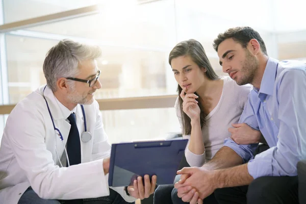 Paar Vergadering Medische Specialist Bij Ziekenhuis — Stockfoto