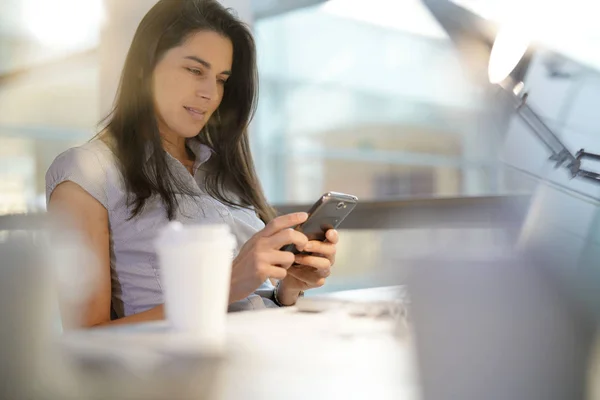 Forretningskvinne Embetet Med Smarttelefon – stockfoto