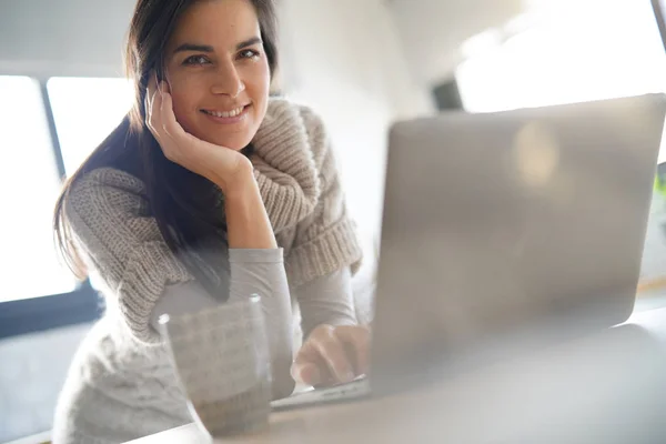 Mujer Mediana Edad Conectada Internet Con Laptop Casa —  Fotos de Stock