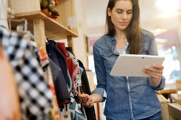 Propietario Tienda Comprobación Existencias Con Tableta Digital — Foto de Stock