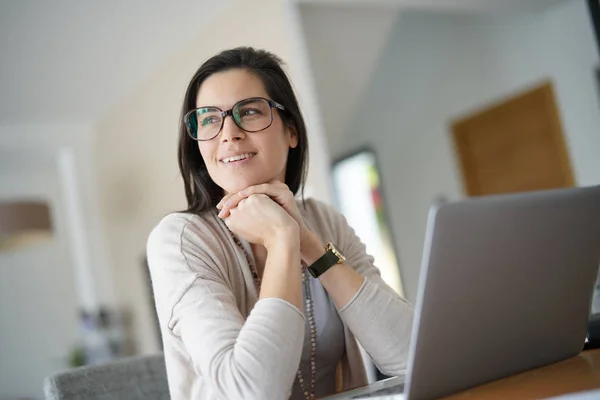 Femme Affaires Bureau Domicile Regardant Fenêtre — Photo