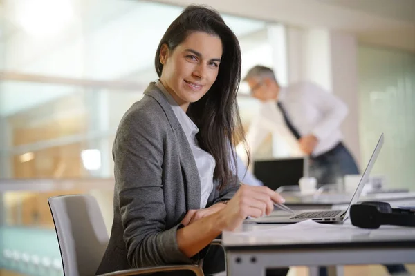 Affärskvinna Som Arbetar Kontor Bärbar Dator — Stockfoto