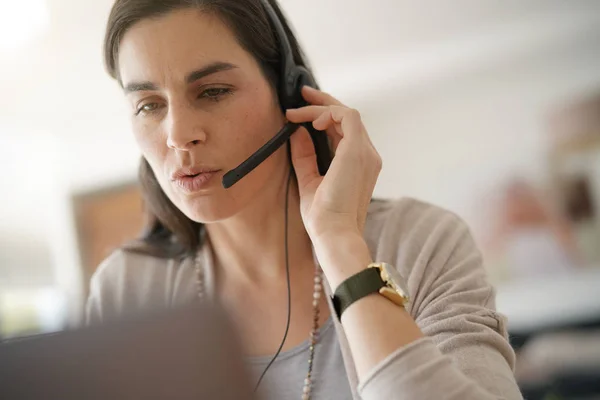 Teleoperador Escritório Doméstico Falando Por Telefone Com Fone Ouvido — Fotografia de Stock