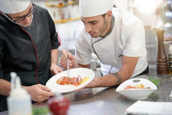 Professional Cook Chefs Kitchen Improving Dish Composition — Stock Photo, Image