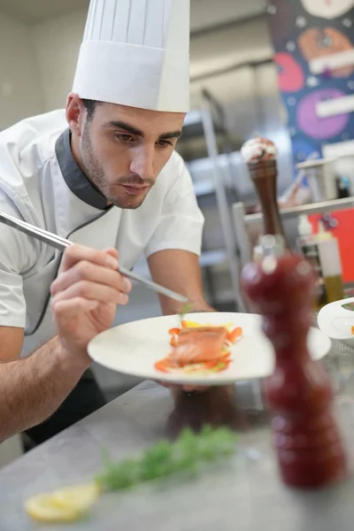 Profesionální Kuchař Obloha Desku Kuchyni Restaurace — Stock fotografie