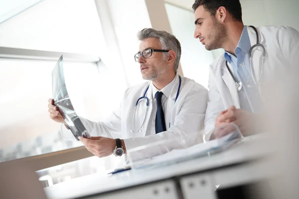 Médicos Consultorio Trabajando Informe Médico — Foto de Stock