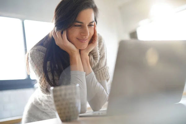 Frau Mittleren Alters Internet Mit Laptop Hause Verbunden — Stockfoto