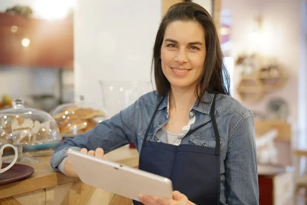 Kelnerka Kawiarni Przyjmowania Zamówienia Cyfrowy Tablicowy — Zdjęcie stockowe