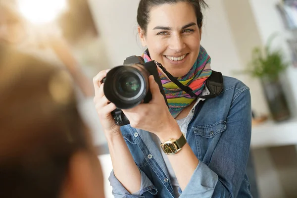 Retrato Mulher Fotógrafa Dia Tiroteio — Fotografia de Stock