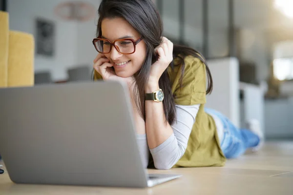 Brunetka Kobieta Leżąc Podłodze Podłączony Internet Laptopa — Zdjęcie stockowe