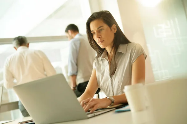 Zakenvrouw Kantoor Werken Laptopcomputer — Stockfoto