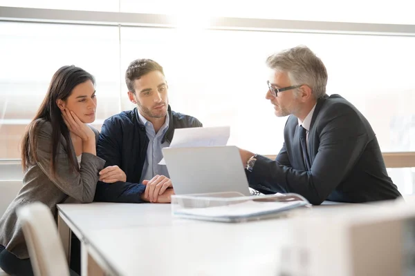 Young Couple Meeting Financial Advisor Home Investment — Stock Photo, Image