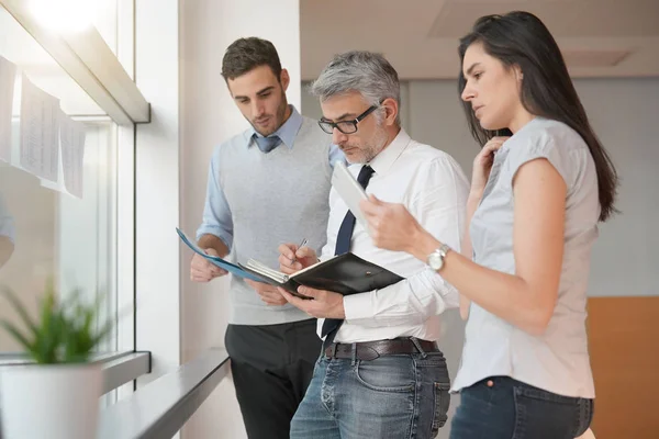 Reunión Empresarios Oficina Mirando Los Resultados Ventas — Foto de Stock