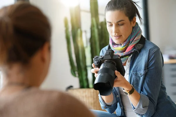 民家模型の写真を撮る写真家 — ストック写真