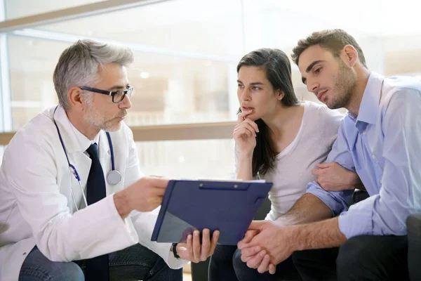 Pareja Reunión Médico Especialista Hospital — Foto de Stock