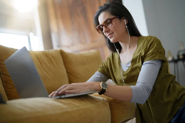 Mulher Moda Relaxante Casa Conectado Com Laptop — Fotografia de Stock