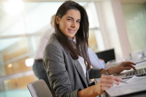 Femme Affaires Travaillant Bureau Sur Ordinateur Portable — Photo