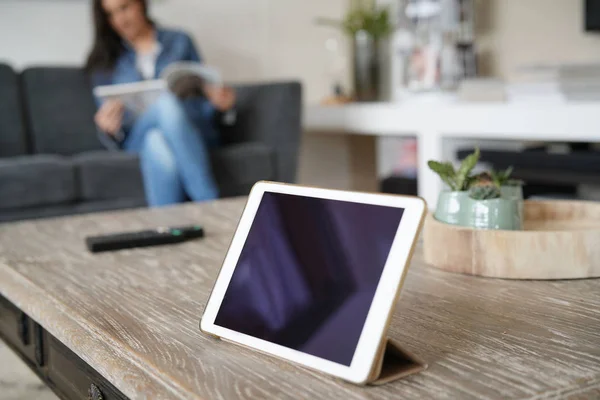 Closeup Digital Tablet Set Coffee Table — Stock Photo, Image