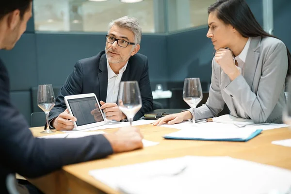 Uitvoerend Mensen Doen Verslag Bedrijfspresentatie Restaurant — Stockfoto