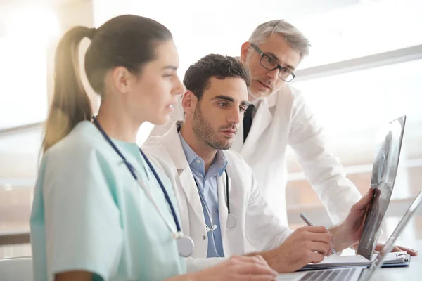 Medical Team Checking Xray Results — Stock Photo, Image