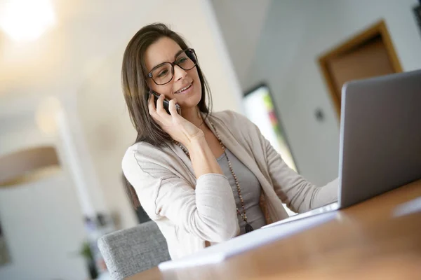 Empresária Trabalhando Casa Falando Por Telefone — Fotografia de Stock